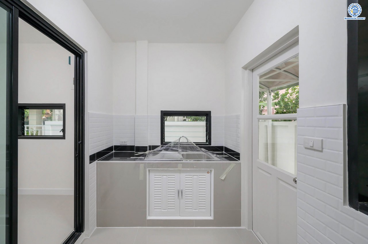 บ้านมือสองตกแต่งใหม่ แบรนด์ L&H โครงการ ชัยพฤกษ์ วัดลาดปลาดุก บนเนื้อที่ 59.5 ตร.ว. พื้นที่ใช้สอยมากถึง 108.5 ตร.ม. ฟังก์ชัน 3 ห้องนอน 2 ห้องน้ำ จอดรถได้ 1 คัน พร้อมพื้นที่ข้างบ้านกว้างตอบโจทย์ทุกการอยู่อาศัย บนทำเลดีที่สุด! ใกล้เซ็นทรัลเวสต์เกต ทางด่วน "กาญจนาภิเษก" และรถไฟฟ้าสายสีม่วง "สถานีคลองบางไผ่" ในราคาสุดคุ้ม